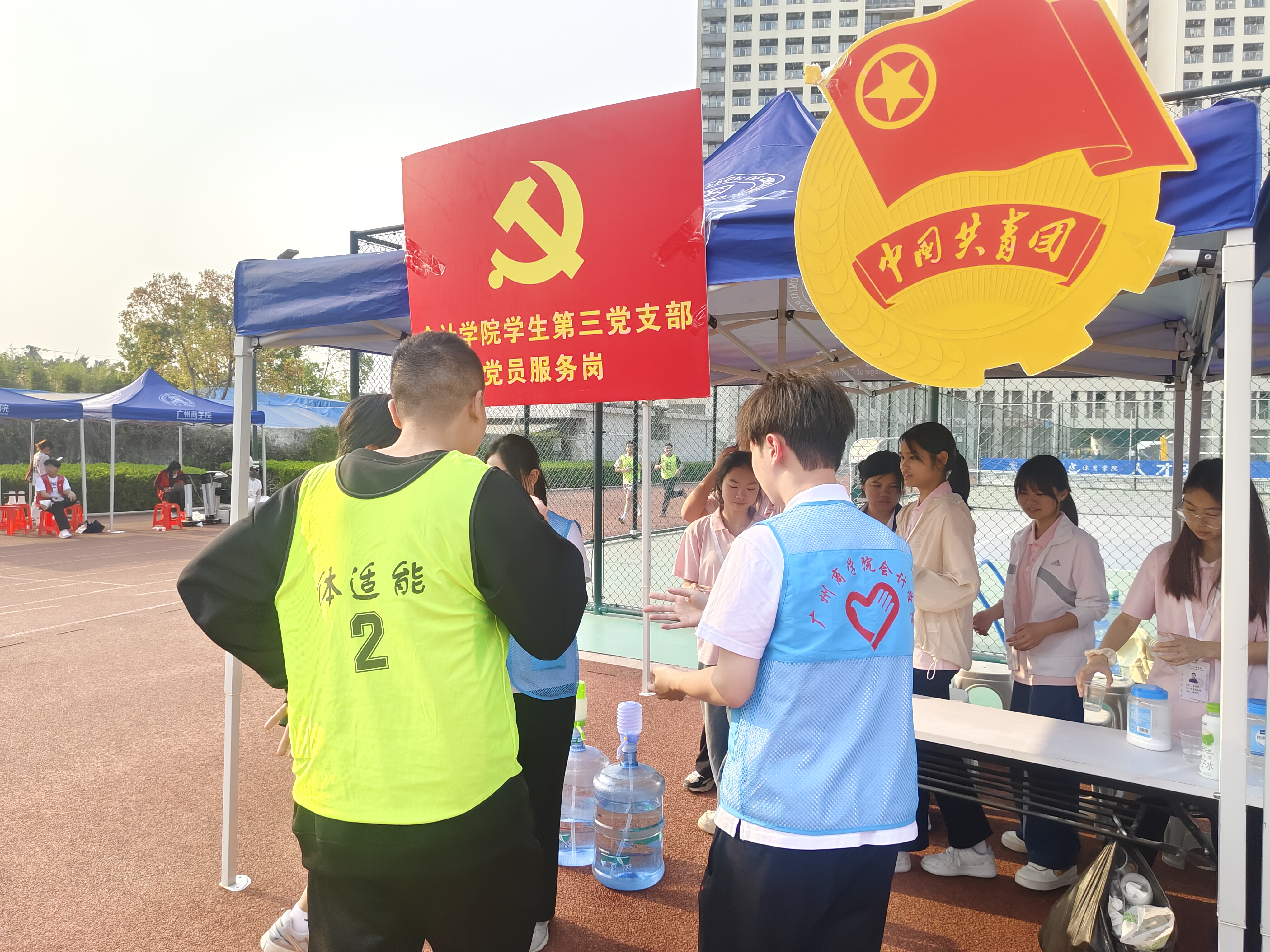 志愿者为有需要的同学们提供矿泉水和葡萄糖水.jpg