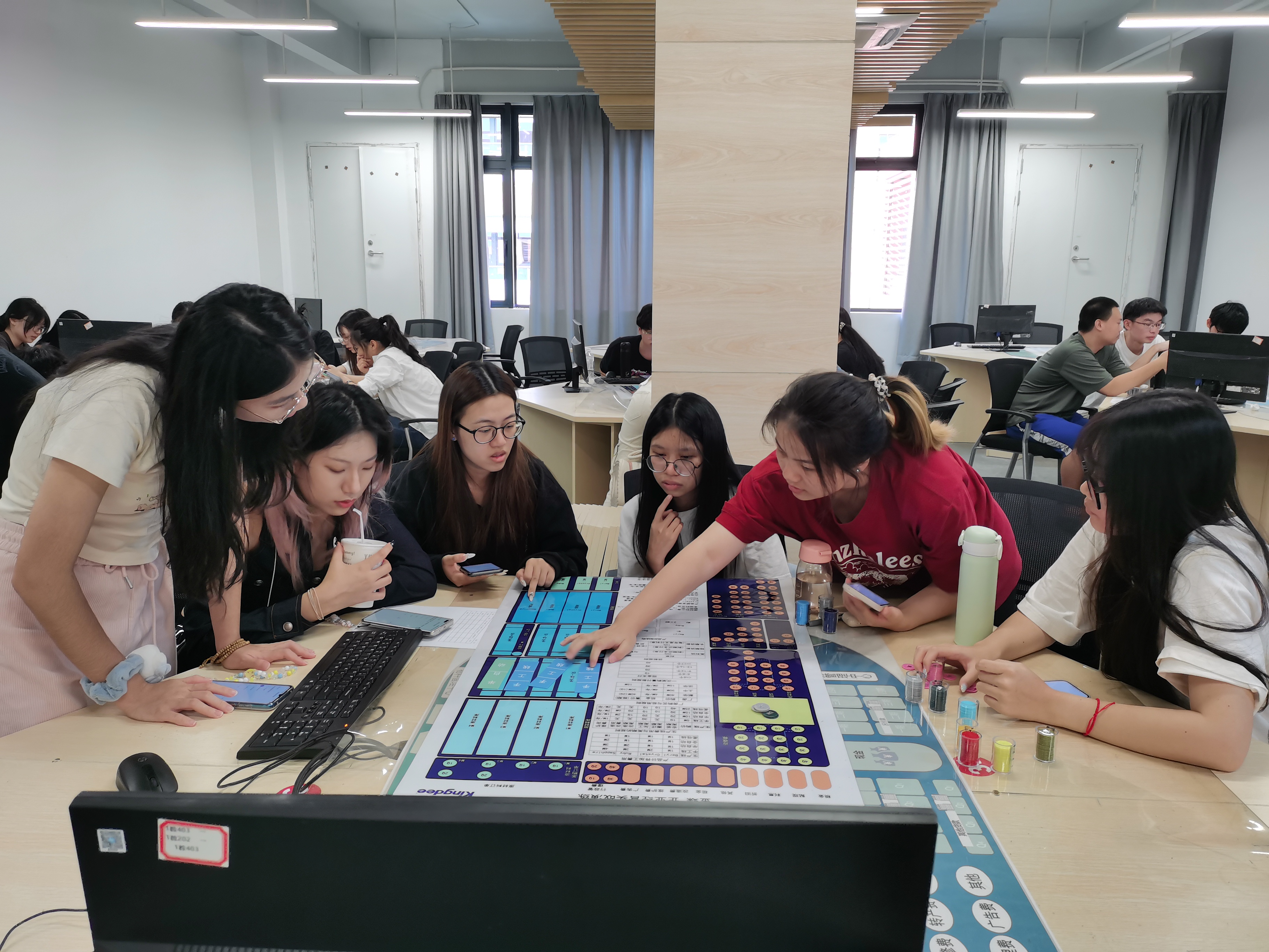 员工在1教404上《制造业企业经营管理实战演练沙盘》课.jpg